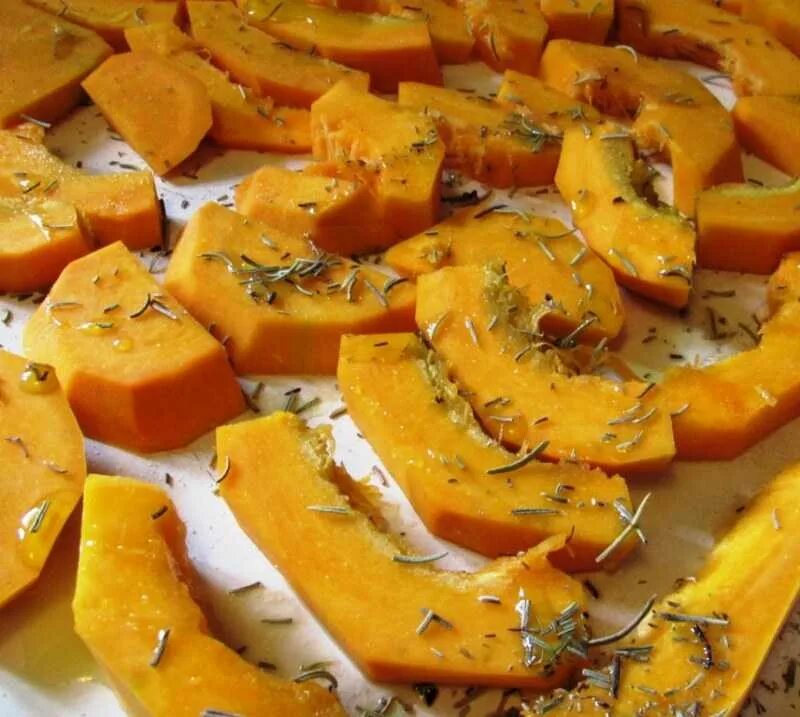 Запечь тыкву в духовке без ничего. Тыква в духовке кусочками. тыква запечённая в духовке. тыква запечённая в духовке кусочками. тыква в духовке кусочками на противне.