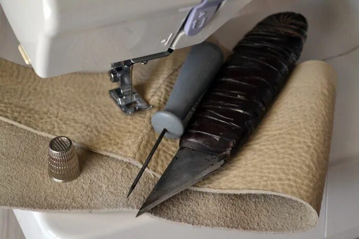 Уроки работы с кожей. Уроки работы с кожей для начинающих. Тиснение на коже мастер класс. Приспособление для шитья кожи. Мастер класс по коже.