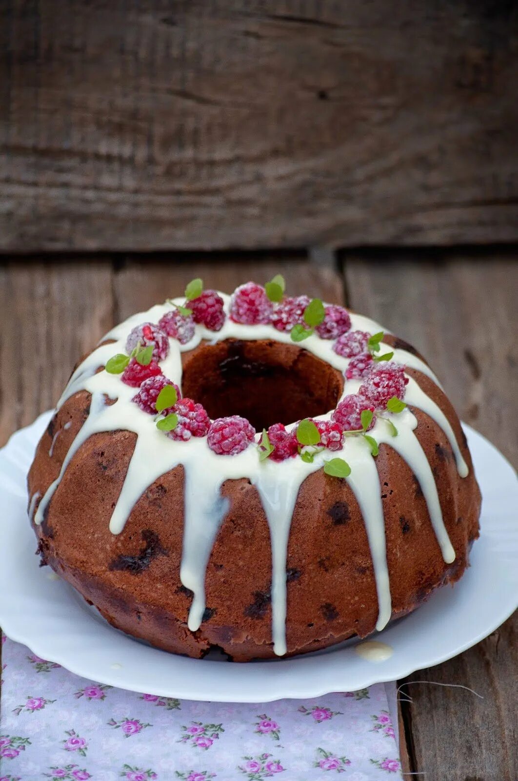 Кекс круглый с дыркой. Украшение кекса с дыркой. Украсить кекс большой. Кекс круглый