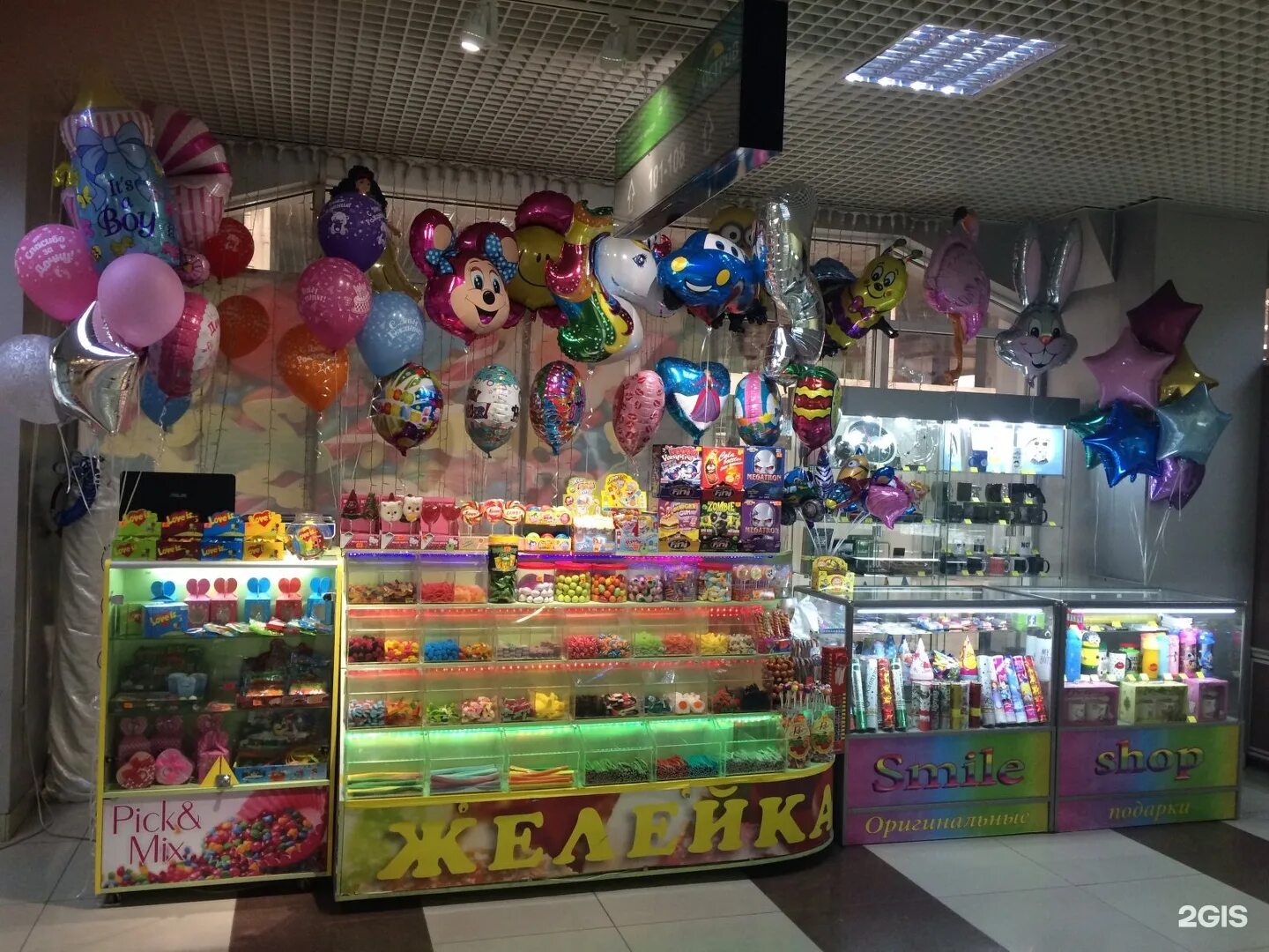 воздушные шары. магазин подарков и воздушных шаров. связка воздушных шариков. воздушные шары уличная торговля. воздушный шарик.