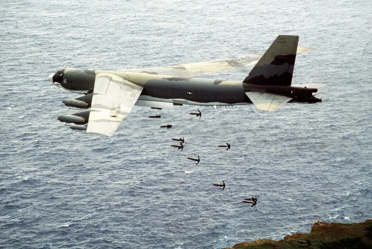 52 a b 2. Б-52 бомбардировщик во Вьетнаме. Boeing b-52 Stratofortress во Вьетнаме. Стратофортресс в-52н стратегический бомбардировщик. Б52 бомбометание.