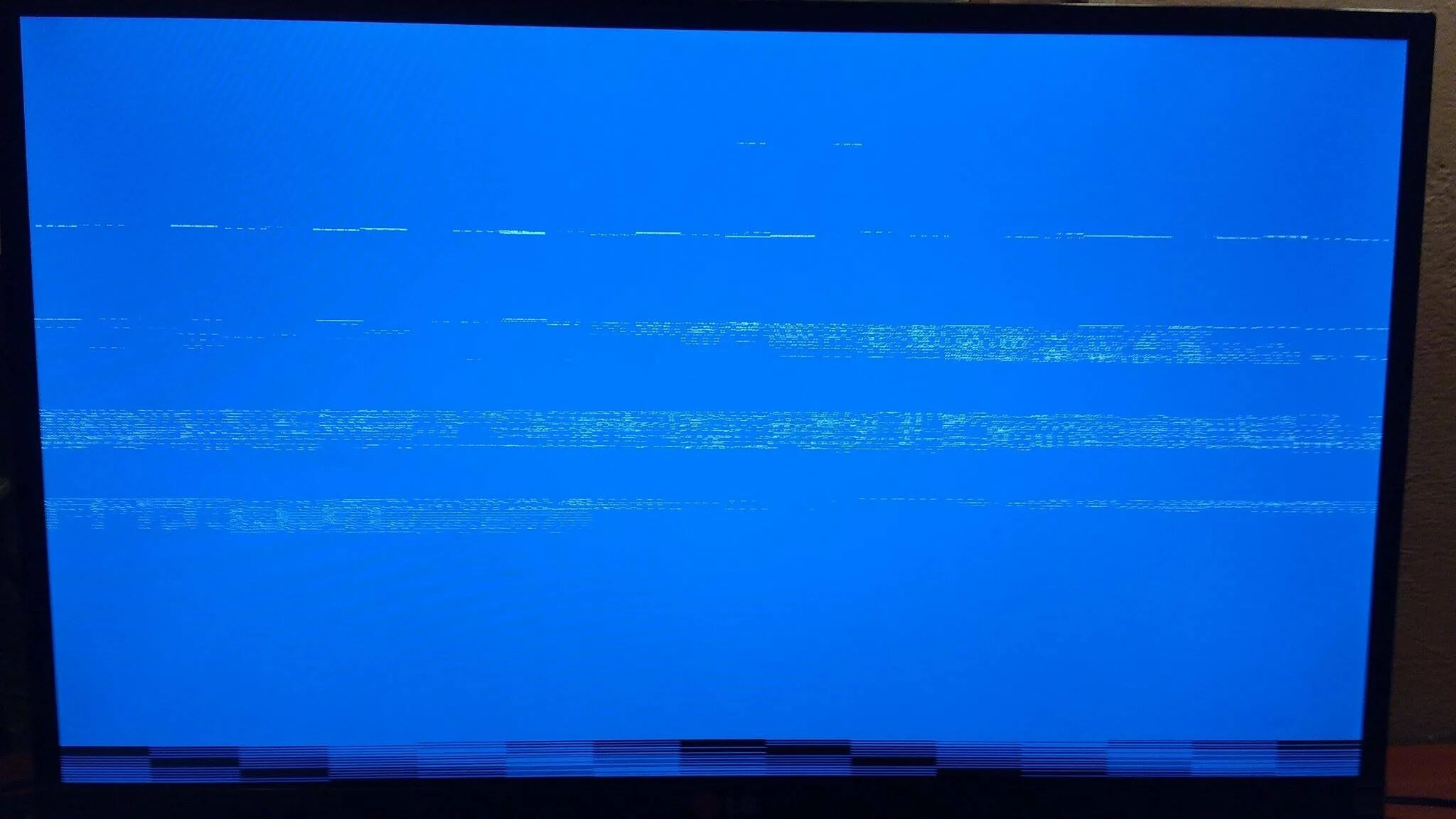 Появляется синий. Голубые полосы экрана. Синие полосы на экране. Синяя полоса на мониторе. Полосы на мониторе при загрузке.