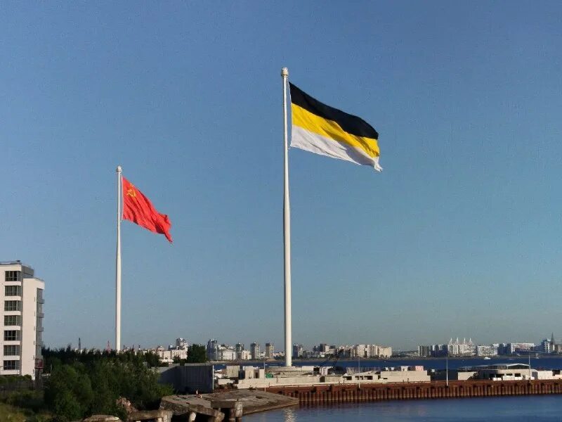 Подняты флаги в петербурге