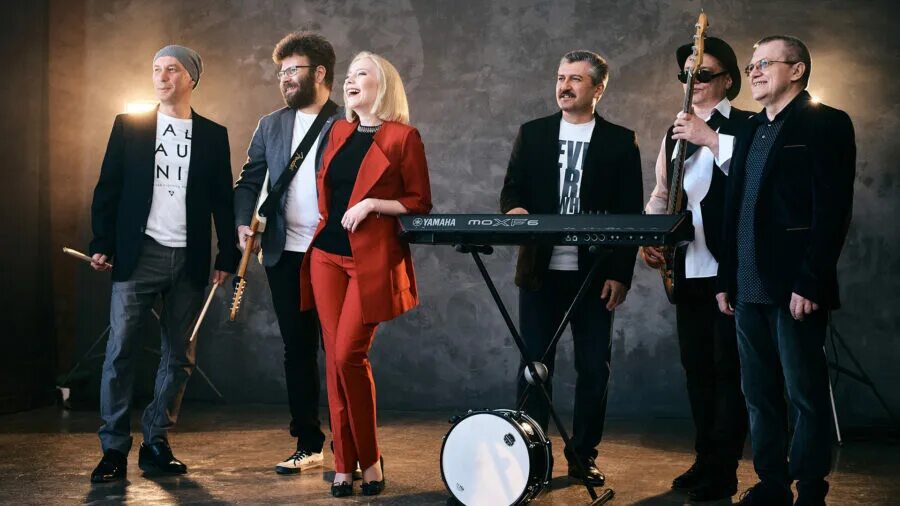 Viva samara iron bees. Maybeu кавер группа. Кавер-группа из самары "volga band". Концерт рок группы. Iron bees группа.