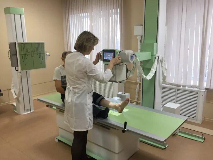 Как делают рентген. Рентгеновский аппарат в поликлинике. Рентген аппарат в поликлинике. Рентген аппарат в больнице. Рентгенкабинет в поликлинике.