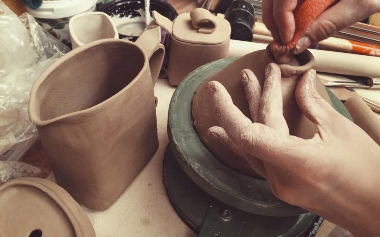 Глина для лепки. Раствор для кирпичной кладки печи. Глинолечение презентация. Изделия из пласта глины. Замешивание глины.