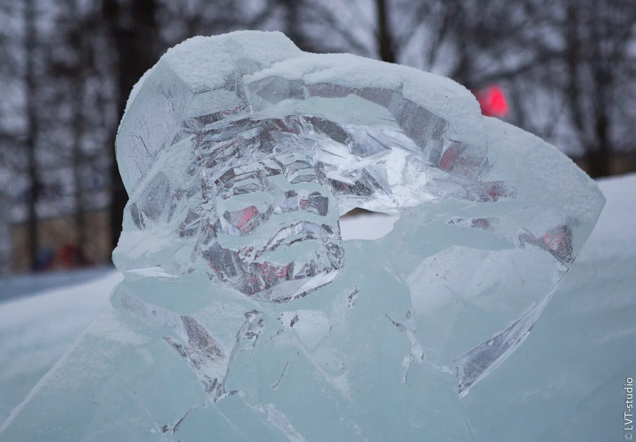 Под снегом лед был. Снег и лед. ледяные фигуры на снегу. лед под снегом. человек из льда.