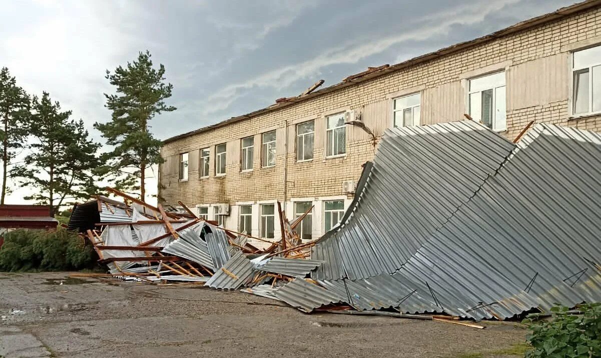 Ураганом снесло крышу. Ураган в башкирии 2007. Магадан сильный ветер. Ураганом снесло крышу. Срывает крышу.