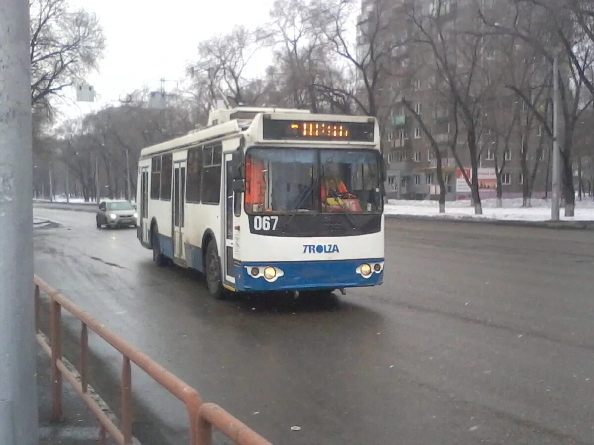 Новокузнецкий троллейбус. Троллейбус 3 новокузнецк. Троллейбус новокузнецк. Крыша троллейбуса. Двери троллейбуса.