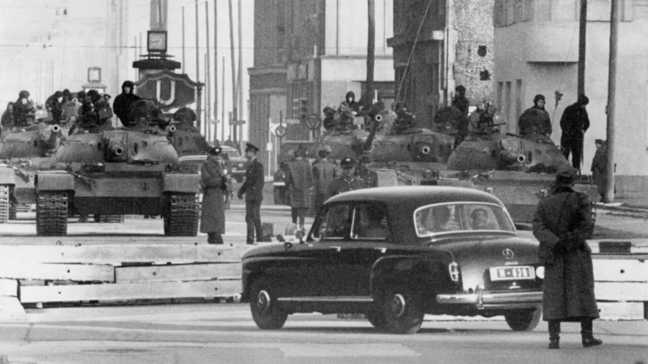 5 октября 1961. Чекпойнт Чарли Берлин 1961. Октябрь 1961 Берлин. Танковое Противостояние Берлин 1961 год. КПП Чарли в Берлине танковое Противостояние.