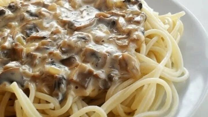 Спагетти со сметаной. Макароны с курицей и грибами в сметанном соусе. Спагетти с курицей в сливочном соусе с сыром. Курица альфредо с феттуччине. Паста альфредо.