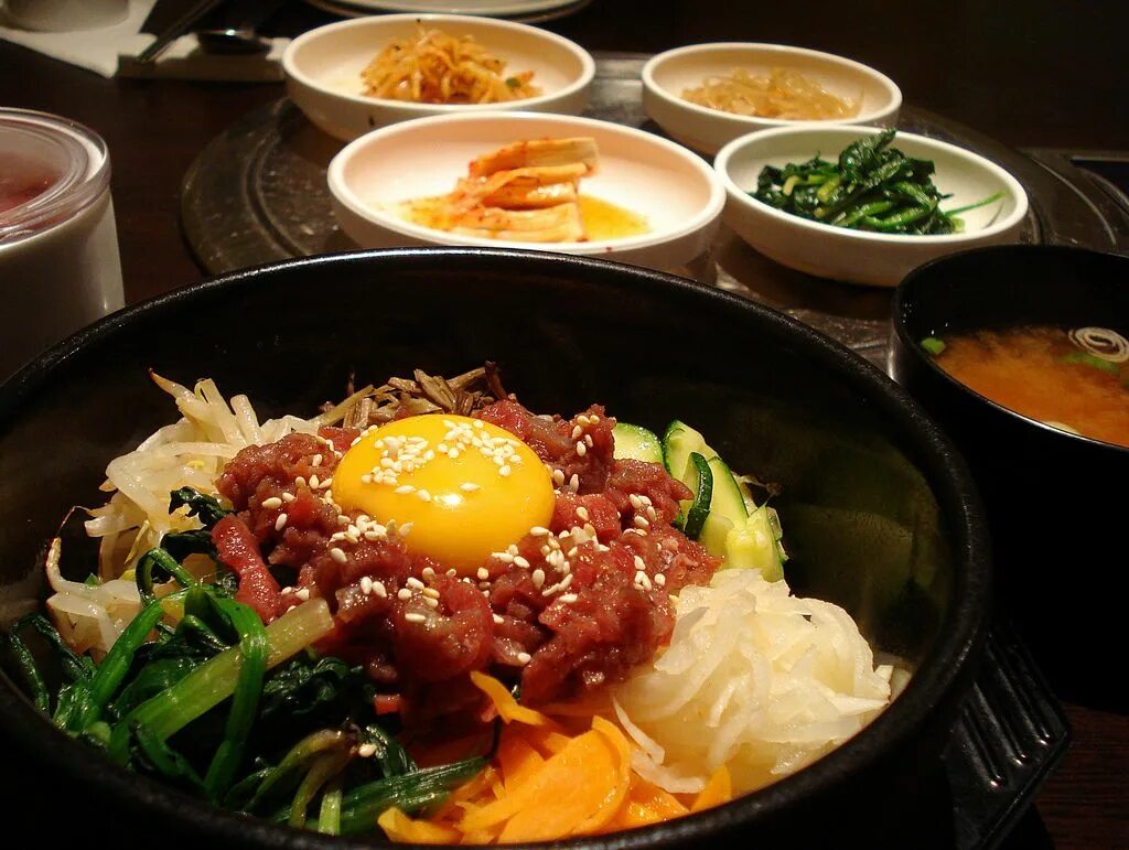 Пибимпап это. Кимчи пибимпаб. пибимпап корейское блюдо. dolsot bibimbap. корейская еда кимчи пибимпаб.