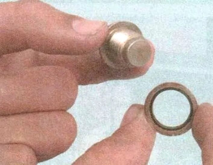 Уплотнитель сливной пробки. Уплотнительное кольцо сливной пробки рено логан. шайба медная рено логан 2. renault logan 2 шайба сливной пробки. болт сливного отверстия картера логан 1,6.