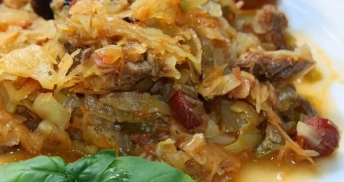 Бигус с квашеной капустой. Бигус с говядиной. Бигус с мясом. Бигус с курицей и грибами. Бигус с квашеной капустой и картошкой