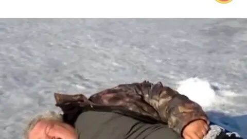 Мем мужик на рыбалке