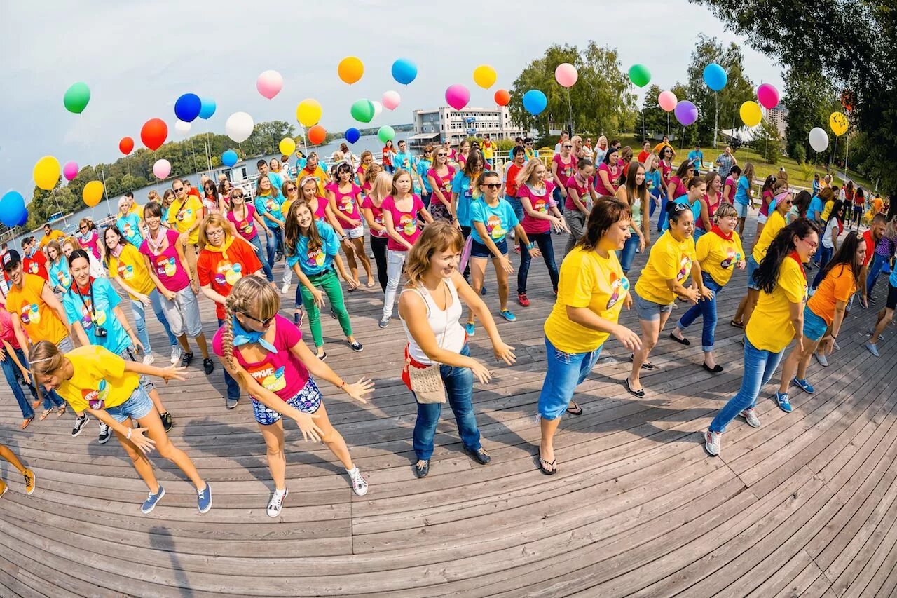 Шаг вперед 4 фильм 2012. Песни флешмоб разный. Флэшмоб. Флэшмоб. Танцевальный флешмоб.