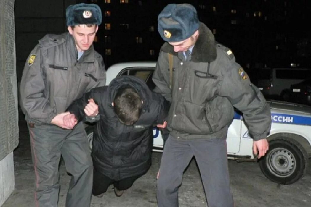 Куда увозят пьяных. Доставление в полицию. Куда увозят пьяных. Полиция в москве забирает пьяного с остановки. Доставление сотрудниками полиции.