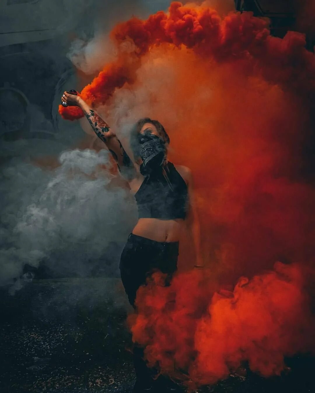 Девушка в дыму. Дым эстетика. Девушка в цветном дыму. Фотосессия с розовым дымом. Красивая девушка в дыму.