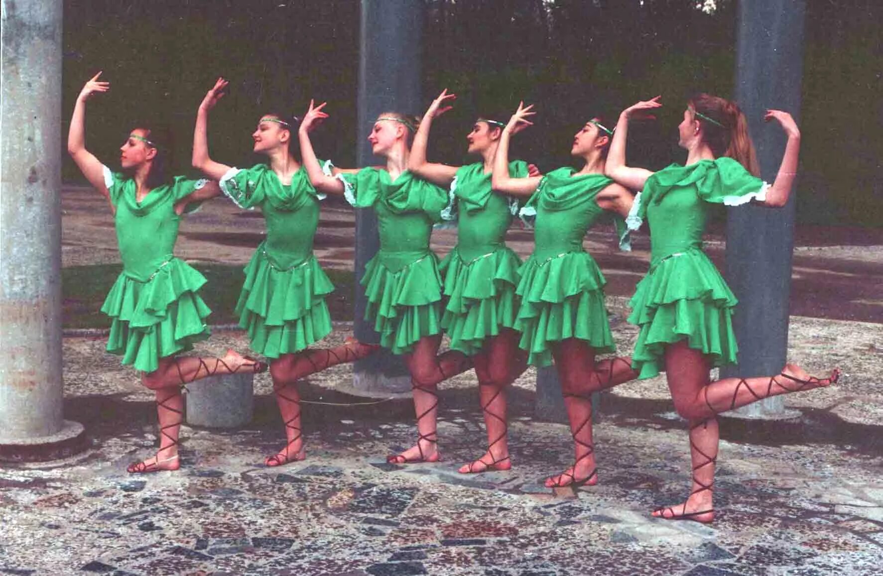 Греческая сюита ансамбль моисеева. Сиртаки танец видео. Греция танец сиртаки. Сиртаки танец видео. Традиционный танец греков сиртаки.