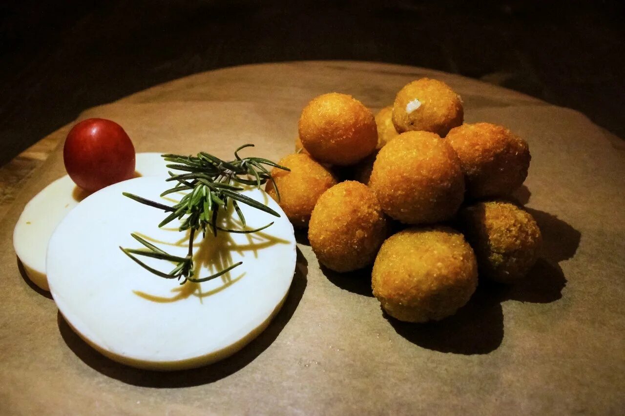 сырные шарики с чесноком на закуску. закусочные шарики. сырные шарики закуска. сырные шарики с орехами. сырные шарики с чесноком на закуску.