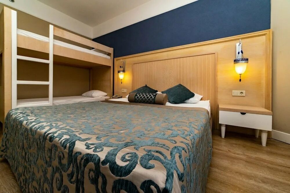 Семейный номер в гостинице. Bunkbed room что это за номер. Гринвуд кемер резорт 4. Family with bunkbed. Sailors beach club 5 кемер.