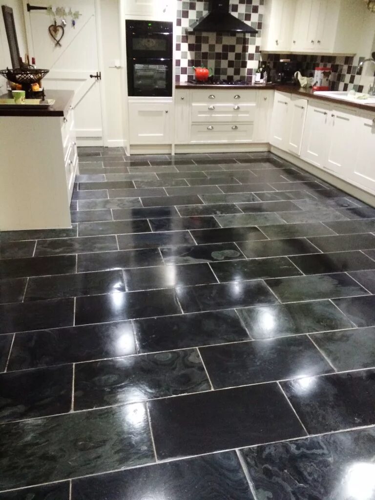 Подготовка основания под пвх плитку. Лак для керамогранита глянцевый. Краска для напольной плитки на кухне. Краска для плитки пола. Лак для напольной керамической плитки глянцевый.