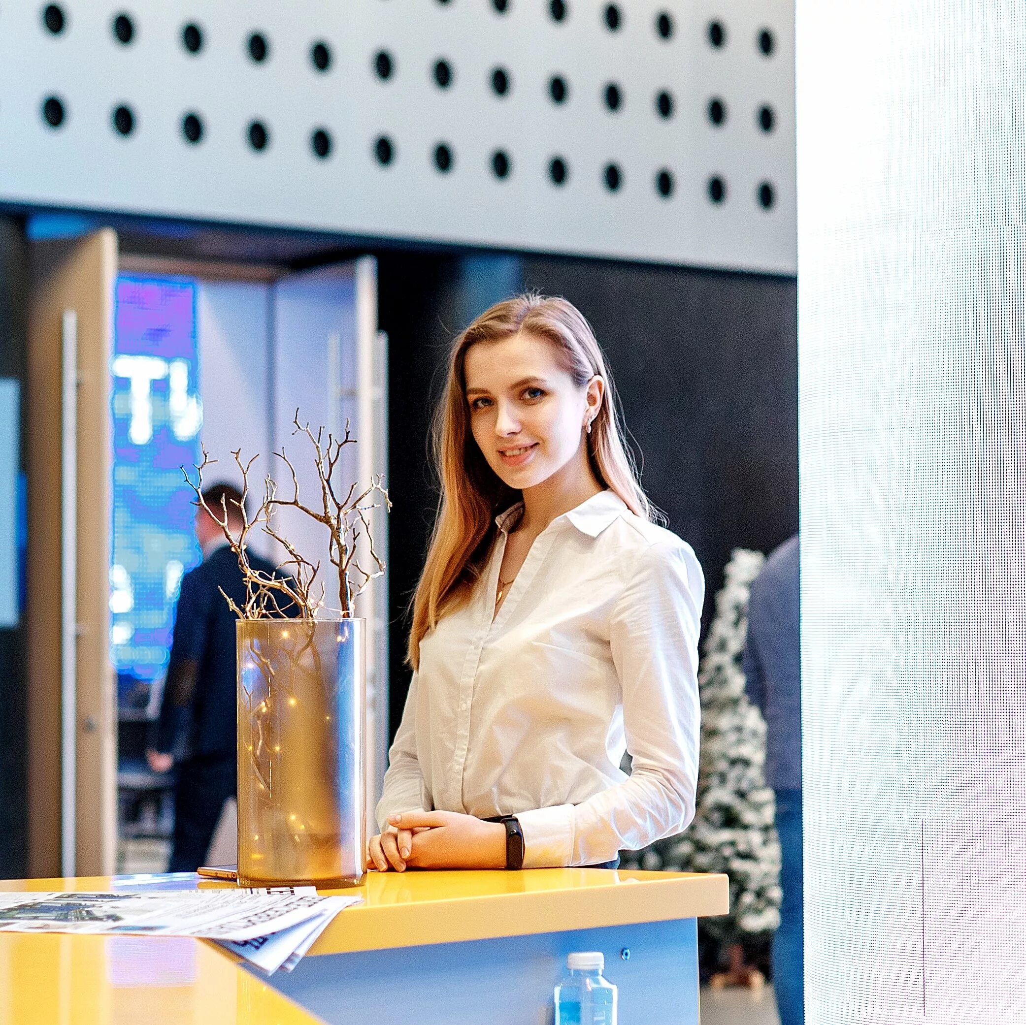 Девушка в парфюмерном магазине. Девушка в магазине духов. Форма продавца косметики. Девушка продает косметику. Продавец консультант лэтуаль форма.