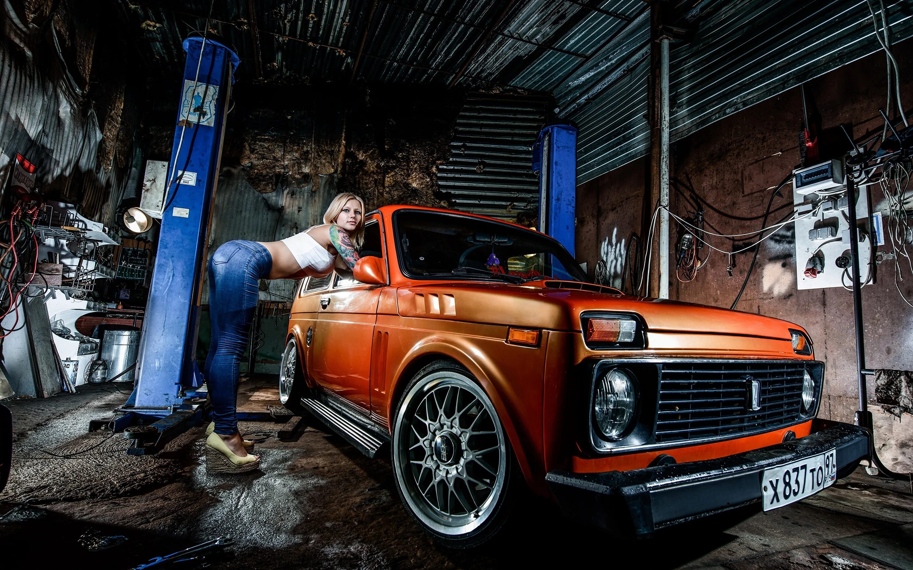 Нива в гараже. Пацаны гараже делают машины песня. Человек и гараж. Девушка в гараже. Девушка в гараже.