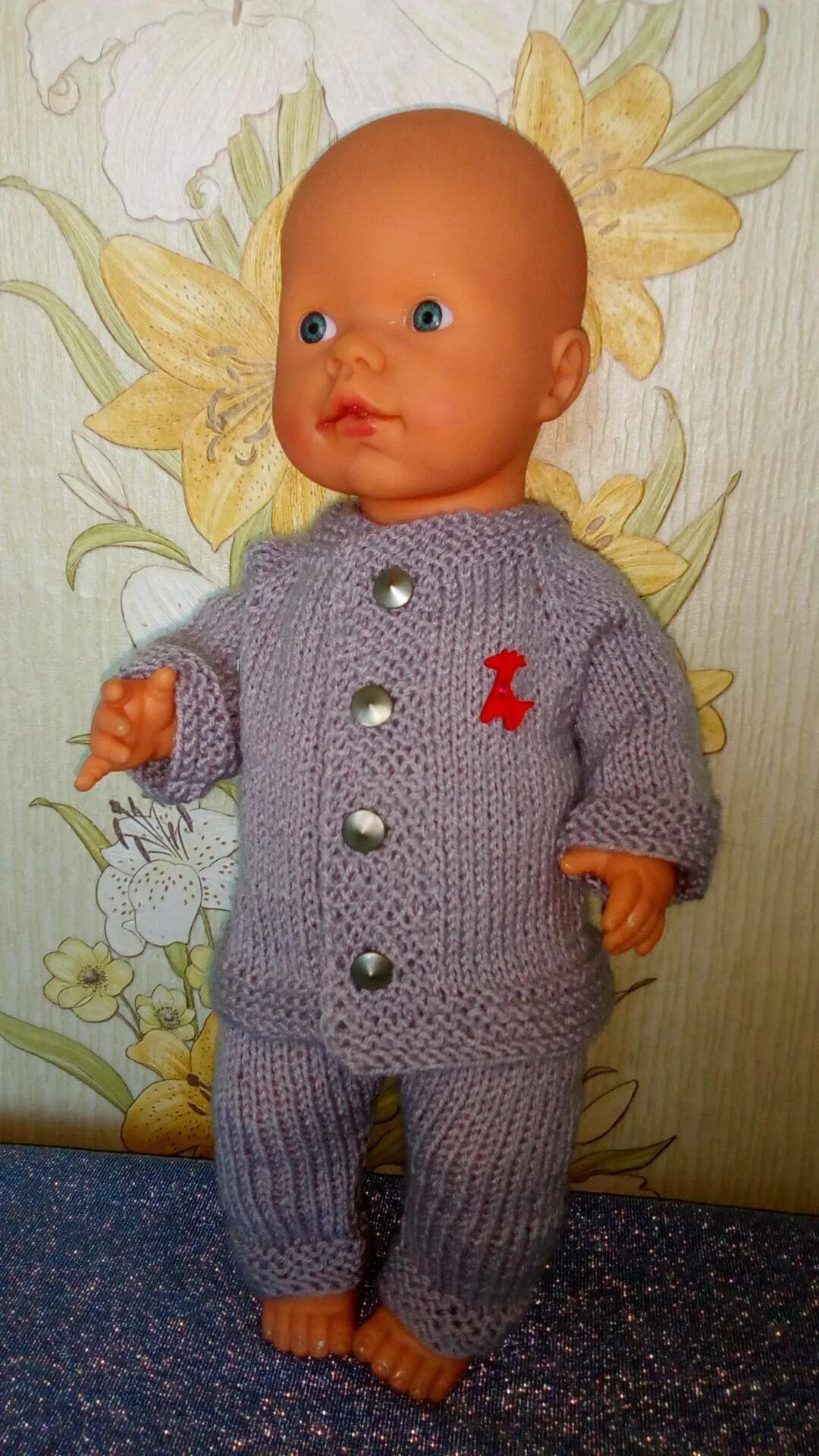 Одежда для беби бон спицами. Вязаная одежда для кукол пупсов. Вязаная одежда для пупсов. Одежда для беби бон спицами. Вязаное платье для беби бона.