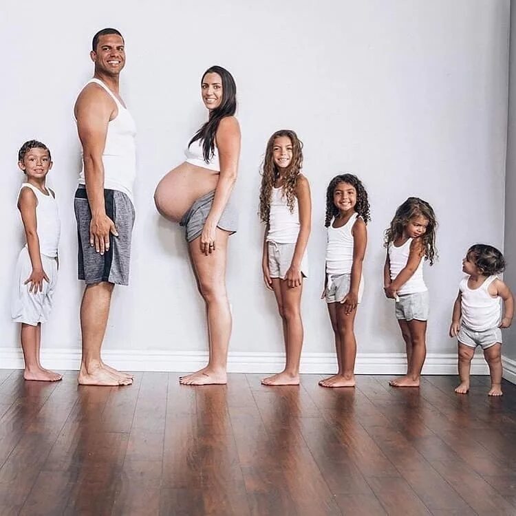 Hairy family. Семейная фотосессия беременности. Фотосеиия бкременойс детьмт. Фотосессия беременности большой семьи. Беременные дети.