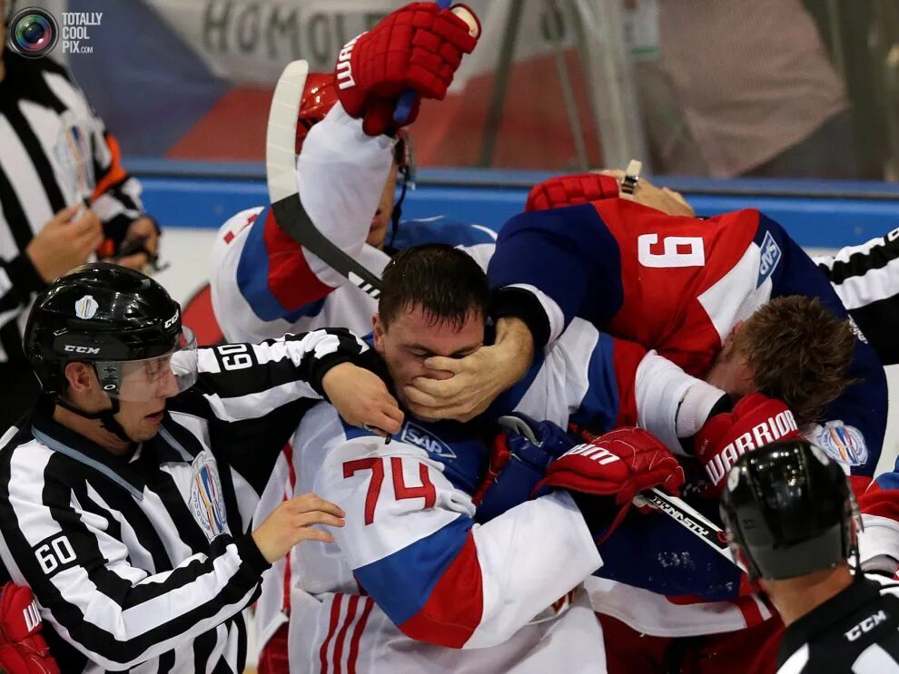 Почему в хоккее драки. Драка хоккеистов. Хоккеисты дерутся. Хоккейные бои. Россия драка хоккей.