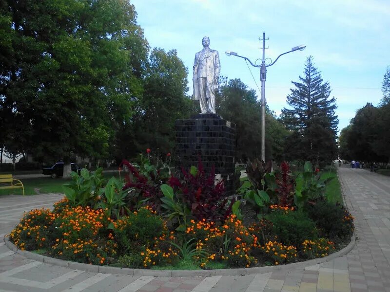 Поселок Ахтырский Краснодарский. Посёлок городского типа Ахтырский Краснодарского края. Памятники Краснодарский край Максима Горького. Памятник Горького Ахтырский. М горький краснодарский край