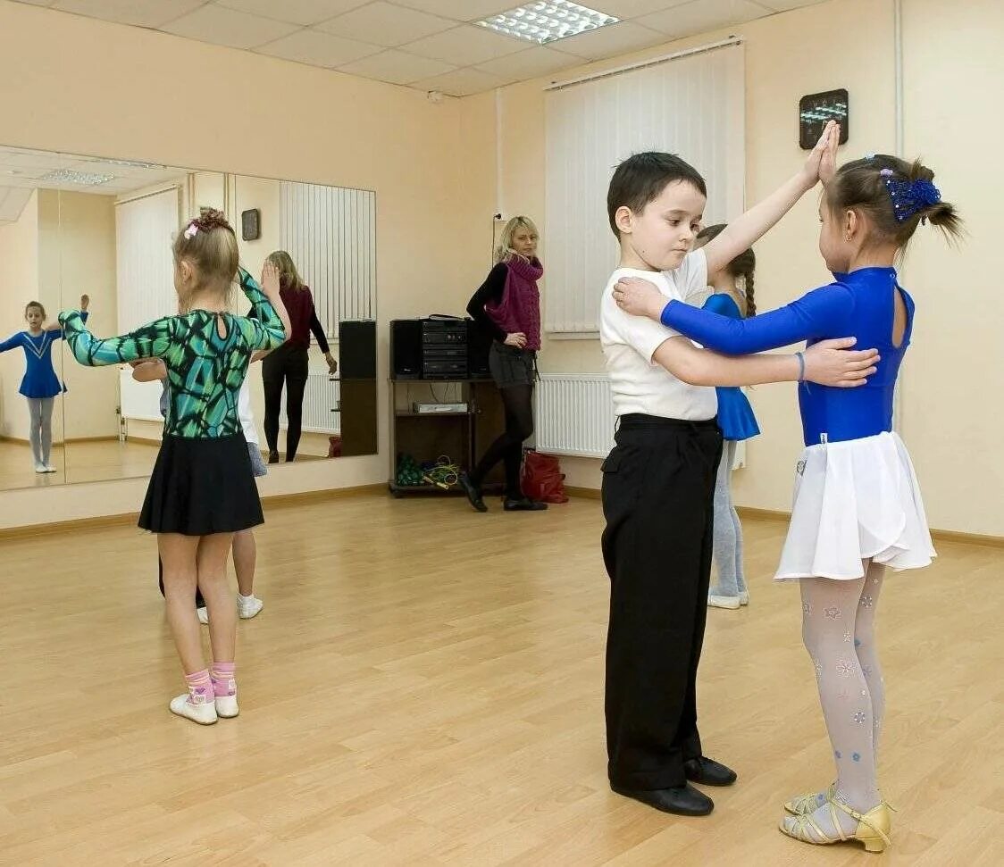 Какие кружки должны быть в школе. Занятия танцами с детьми. Занятия бальными танцами для детей. Танцевальные кружки для детей. Занятие в танцевальном кружке.