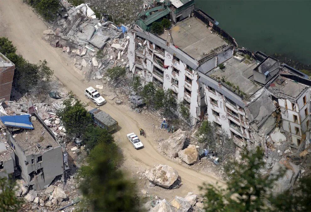 Дом во время землетрясения. Землетрясение. Последствия землетрясений для городов. Землетрясение фото. Сильно разрушенные здания.