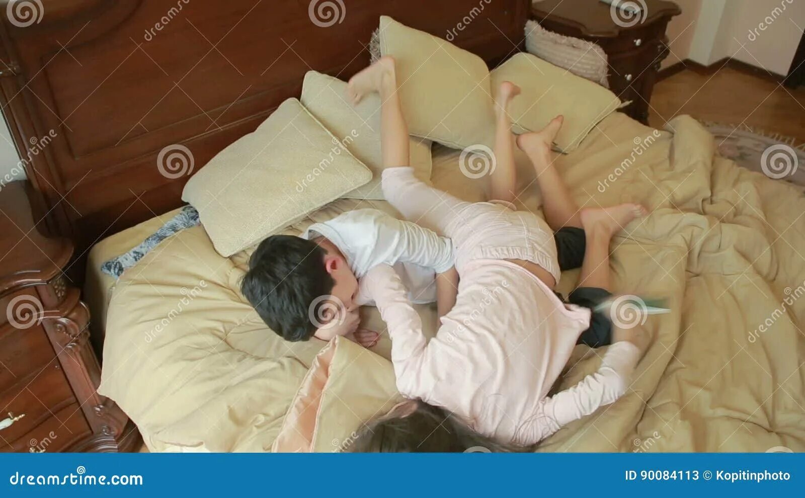 Сцены с несовершеннолетними в фильмах. Старшая и младшая сестра. Брат рассматривает маленькую сестру в постели. Брат и сестричка. Сестра гиф.