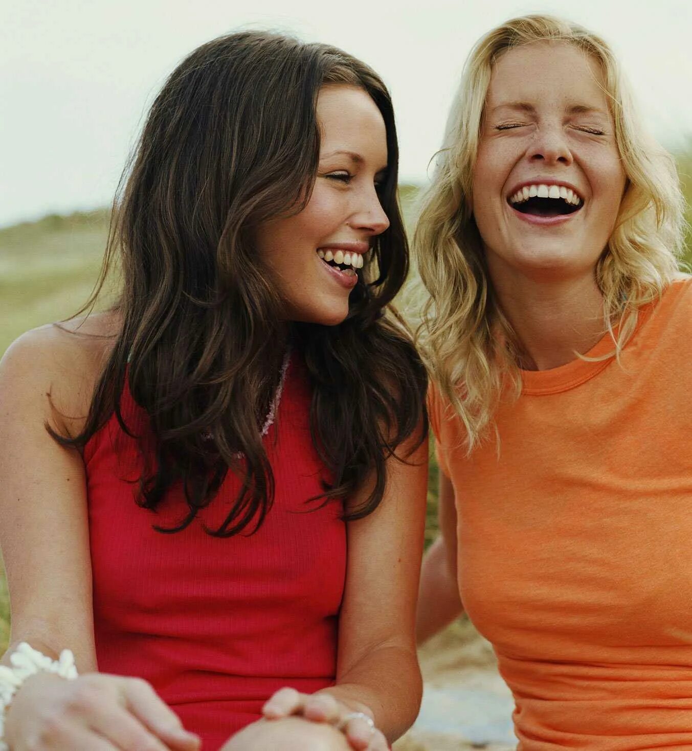 Смех 2 людей. Люди смеются в компании. Счастливые мужчина и женщина. Друзья и встречи. Мужчина и женщина улыбаются.