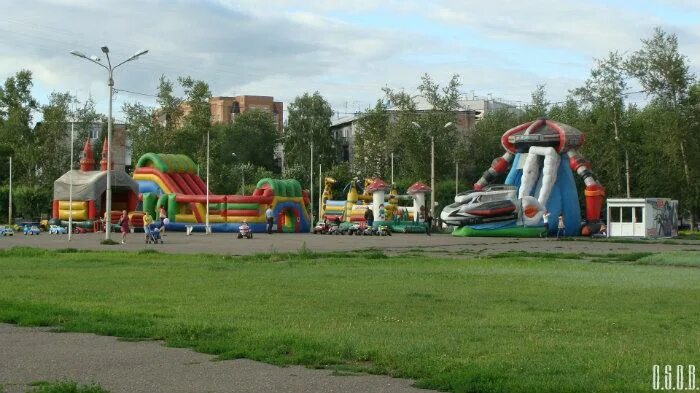 Сквер космонавтов. Парк космонавтов красноярск. сквер космонавтов красноярск. красноярск аллея сквер космонавтов. зеленая роща красноярск парк космонавтики.