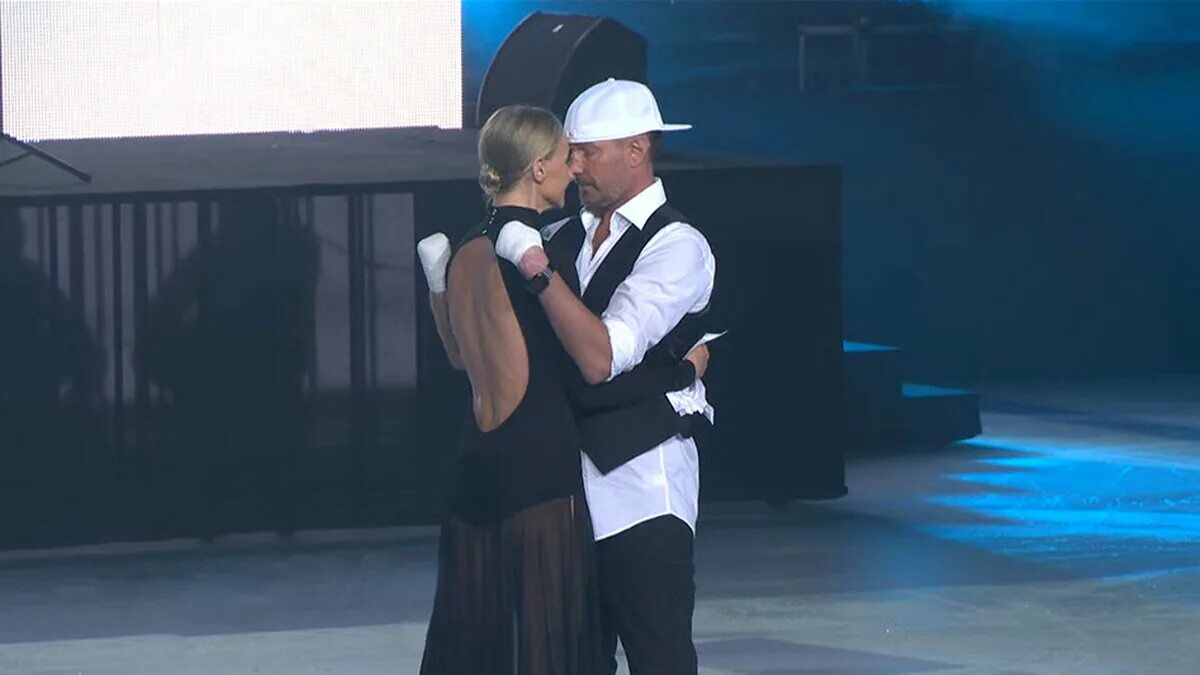 Костомаров с женой на льду. Костомаров вышел на лед после ампутации видео. Костомаров и домнина на льду. Костомаров на льду после. Костомаров с женой на льду.