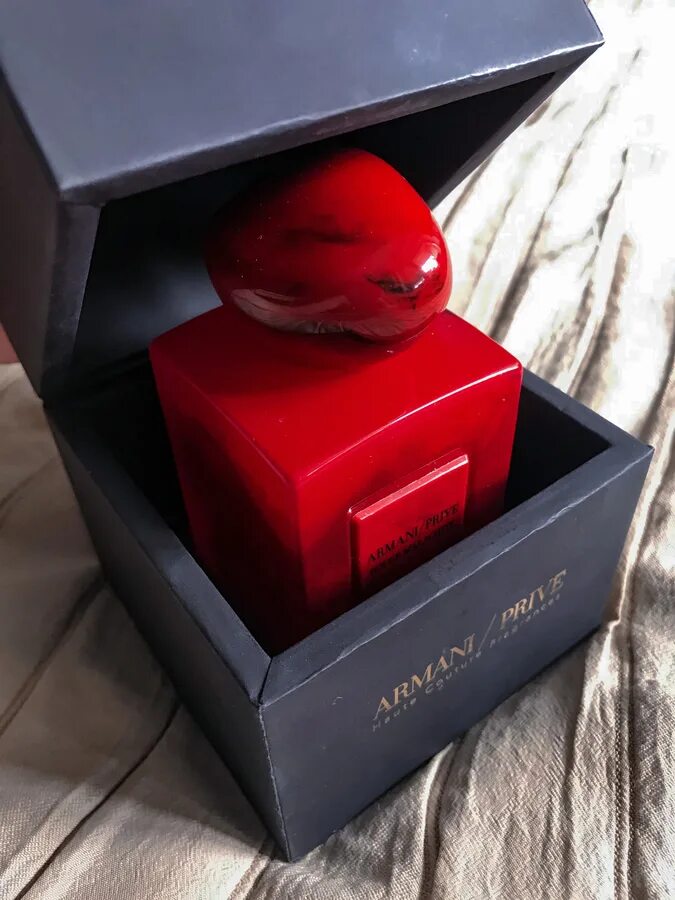 Armani prive malachite. Armani prive rouge Malachite. Giorgio Armani prive rouge Malachite. Армани малахит красный. Гиоргио Армани prive rouge Malachite.