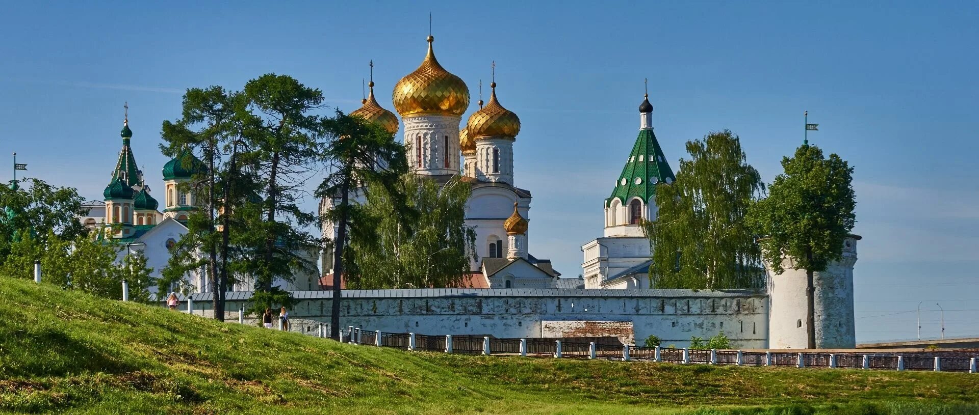 Самый молодой город золотого кольца. Памятники золотого кольца России. Иваново храм золотое кольцо России. Золотое кольцо России на Волге. Города золотого кольца России Дмитров.