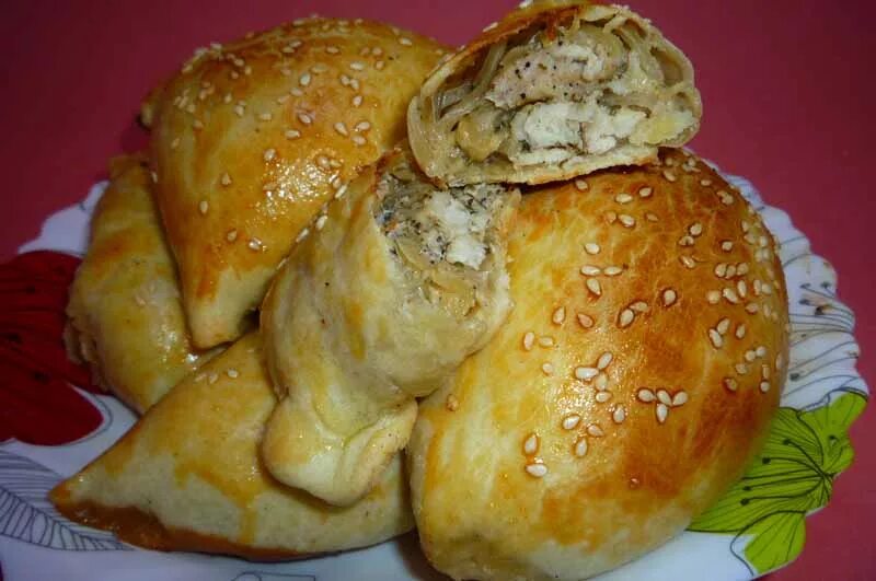 самса с курицей и грибами. учпучмак самсы рецепт. самбуса гижда. самса с картошкой и мясом в духовке. картошкали сомса.