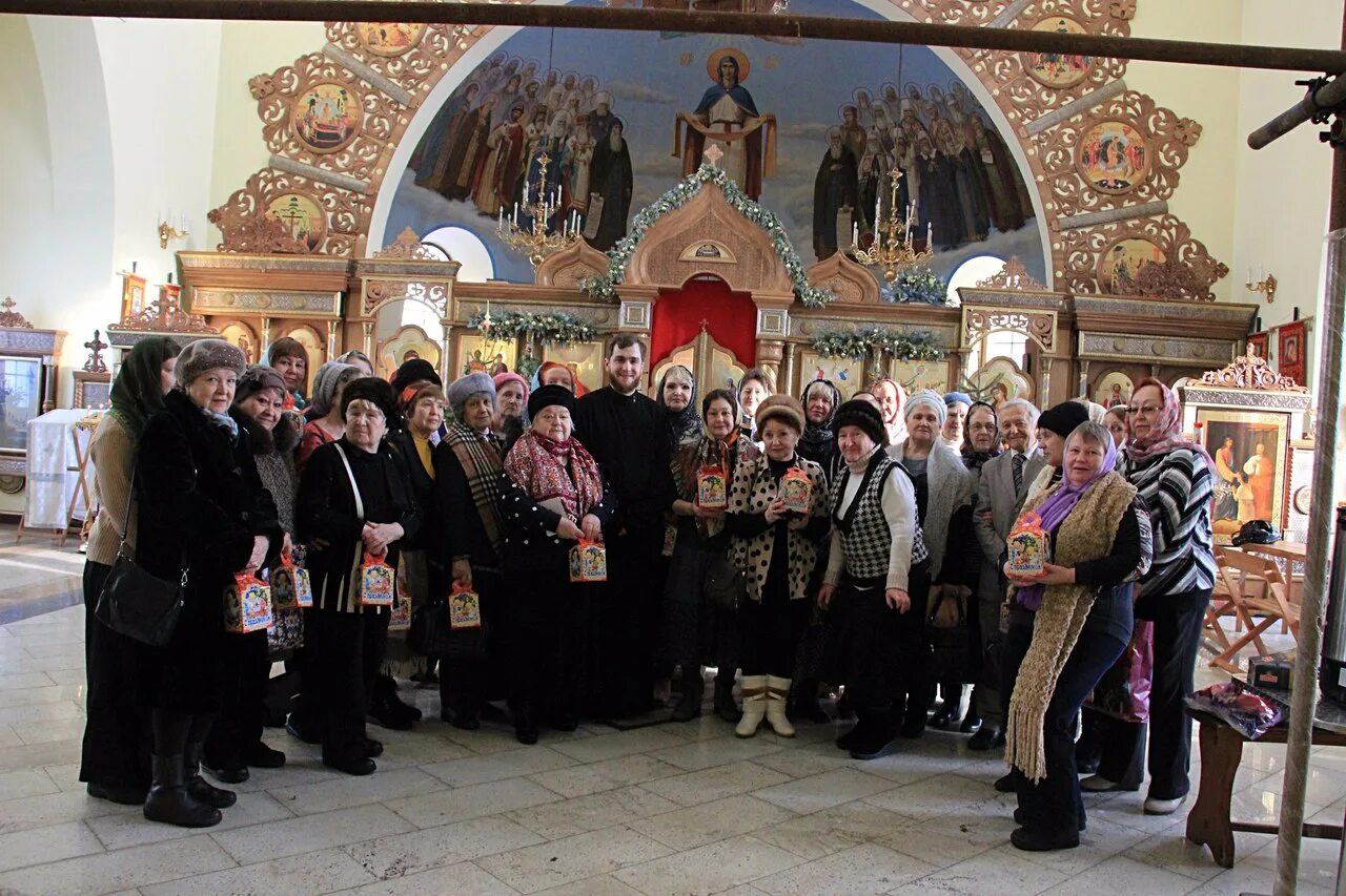 храм в новокосино на суздальской. храм всех святых в земле российской просиявших в новокосино. храм всех святых в новокосино внутри. храм в новокосино. храм всех святых в земле российской просиявших ростов на дону.