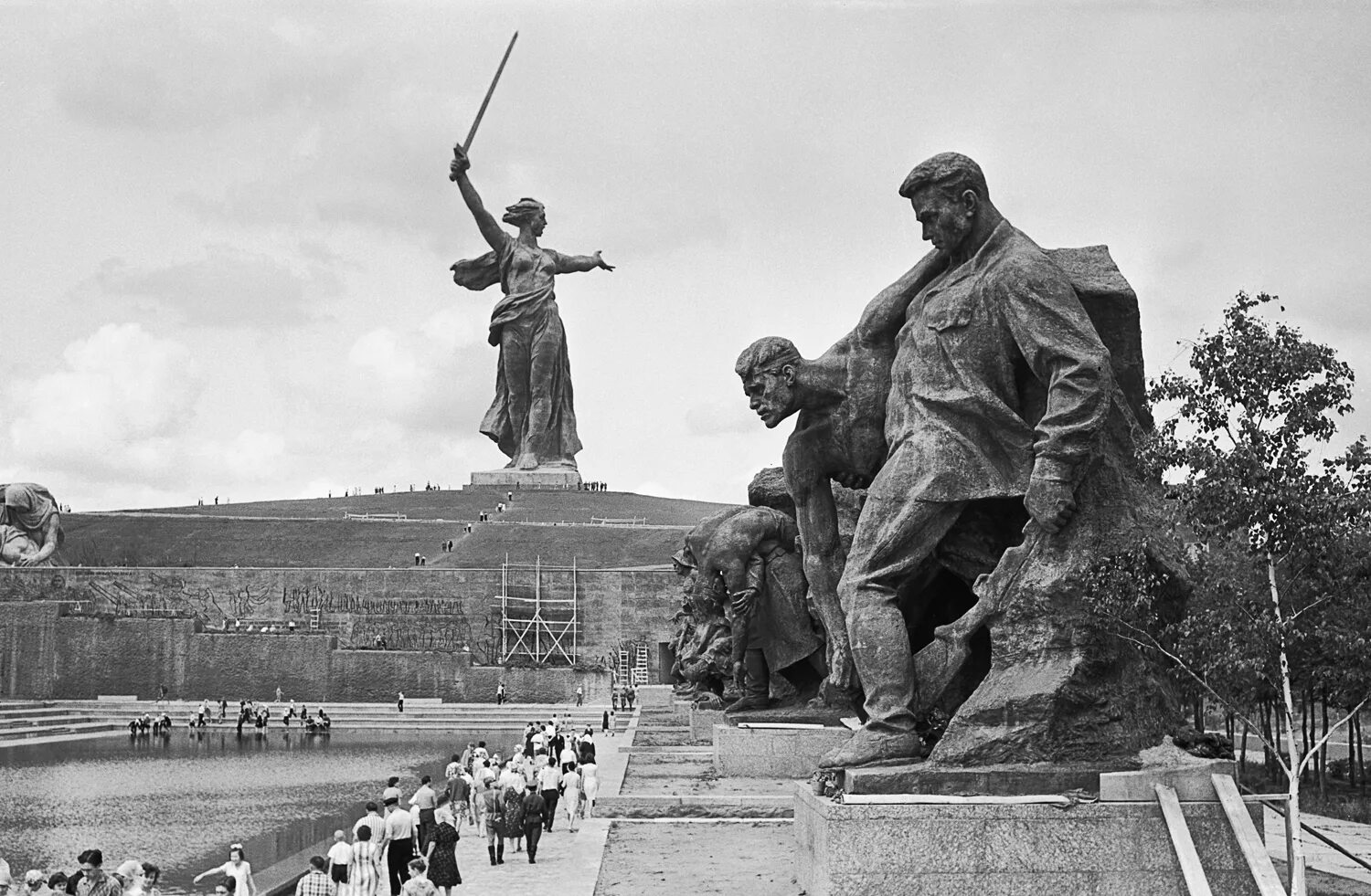 Волгоград в годы великой отечественной. Мамаев Курган Сталинград Волгоград. Памятники Великой Отечественной войны Мамаев Курган. Мемориальный комплекс Мамаев Курган СССР. Мамаев Курган Сталинградская битва памятник.