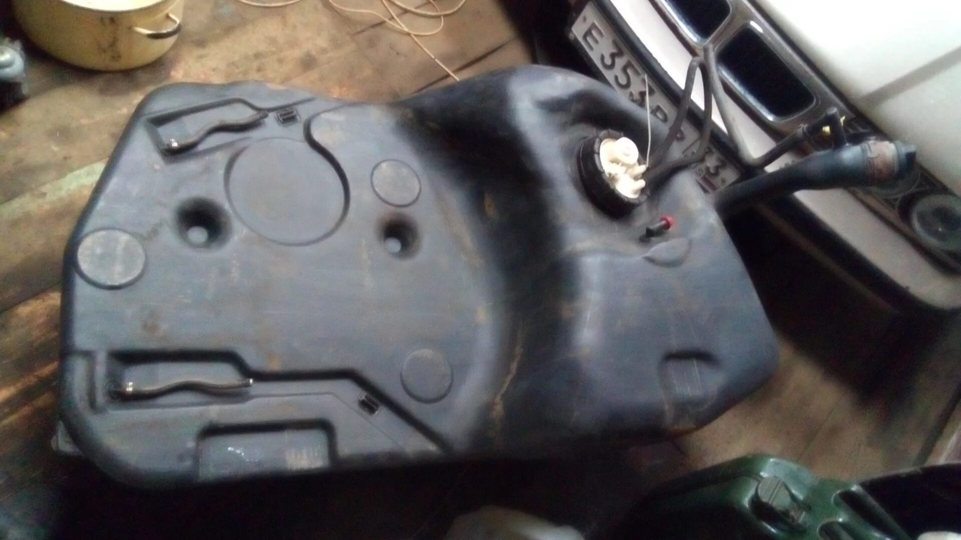 Бак бмв е36. Бензобак бмв е34. крышка бака бмв е34 дизель. bmw e34 бак. тормозной бак бмв е 34.