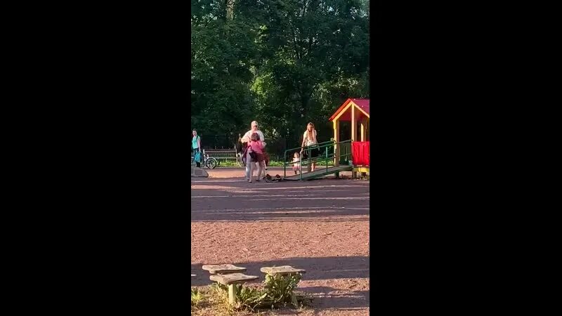 Где пописать девушкам. Пописала в парке. Девочка пописала на детской площадке. Дети мочатся в парке. Девушка пописала в парке.