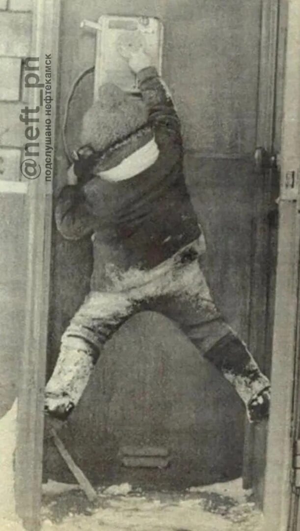 Советские дети в телефонной будке. Ребенок в телефонной будке. Мальчик в телефонной будке.