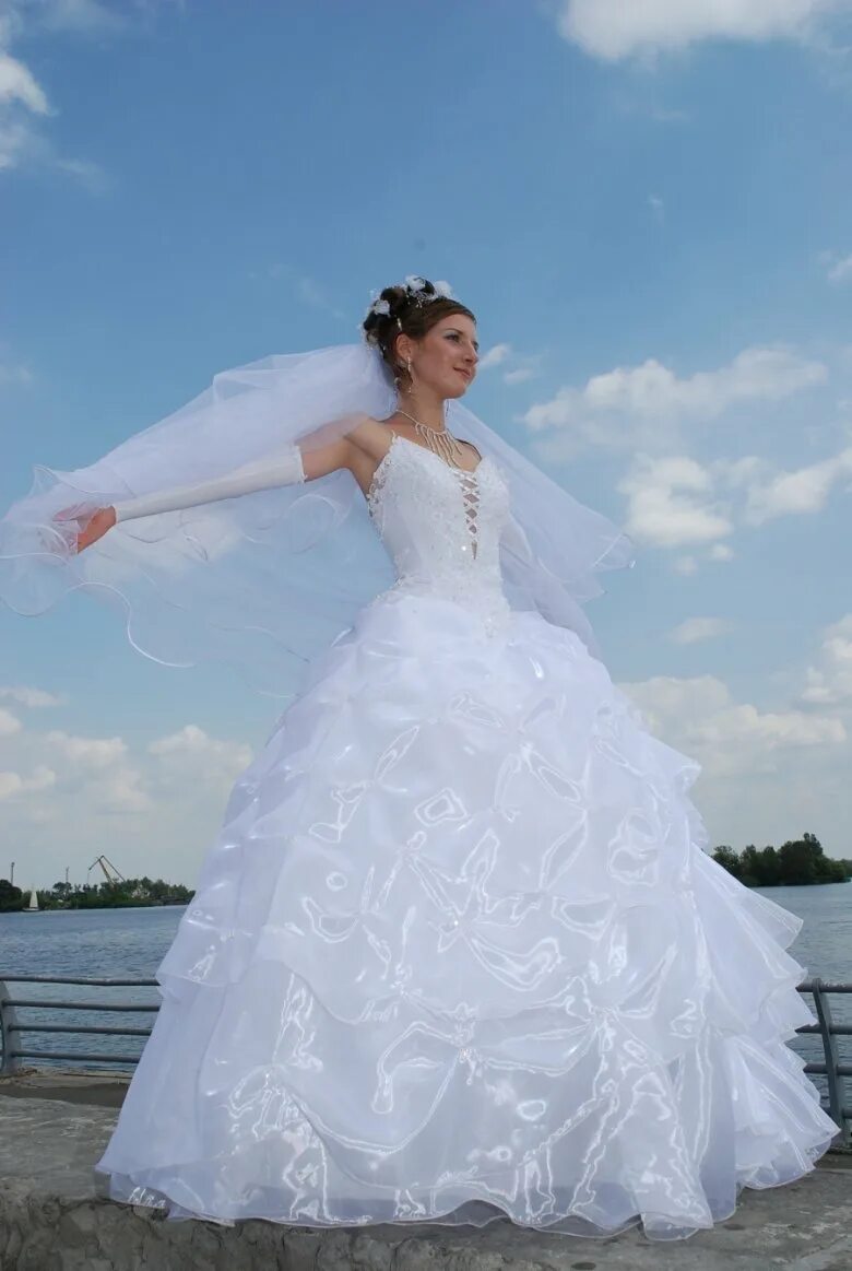 Взять напрокат. Свадебные платья 2005 года. Свадебные платья 2006 года. Кольца для свадебного платья. Красивые Свадебные платья с кольцами.