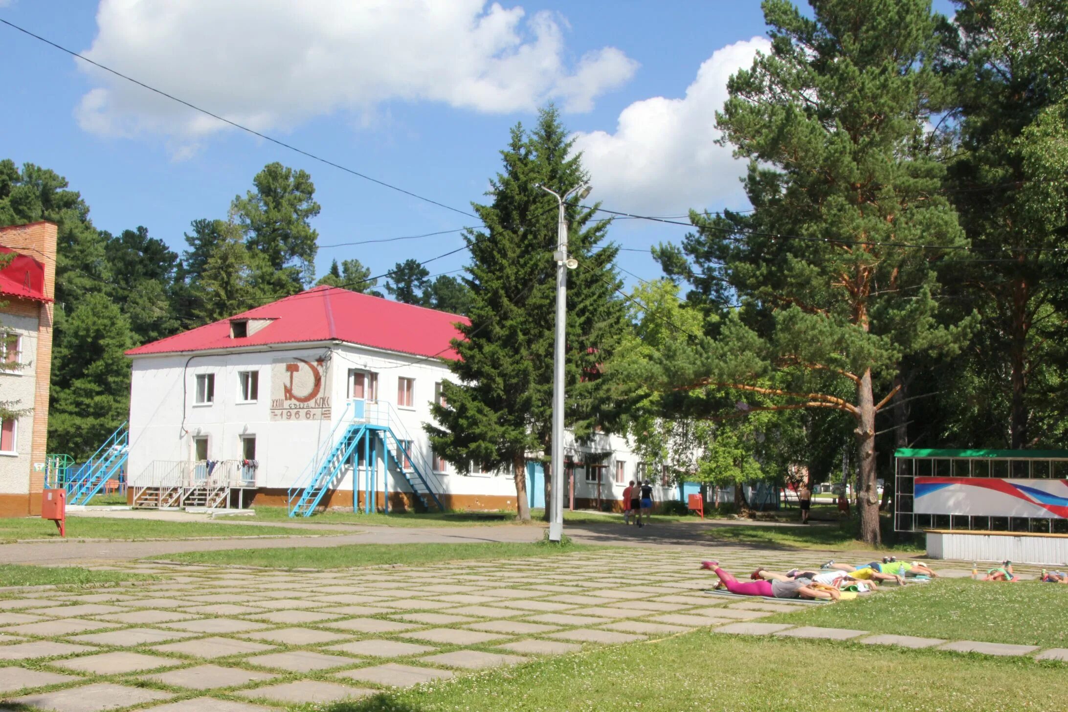 Администрация загородные лагеря. Лагерь Зарница Екатеринбург. Лагерь Феди Горелова Миасс. Детский загородный лагерь. Лагерь Республика Солнечная.