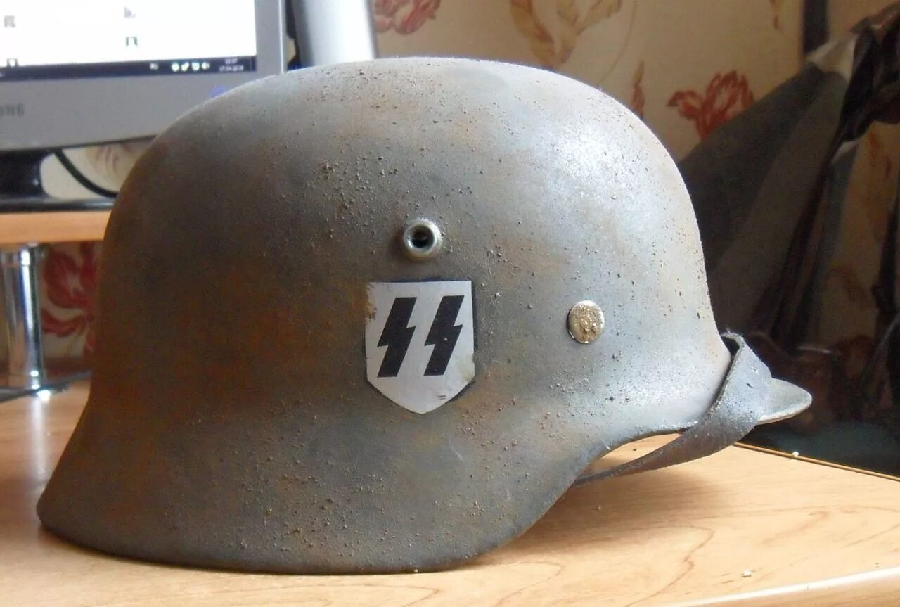 Немецкий шлем м35. М45 каска вермахта. Каска м35 м40 м42. Каска м35 перекрас подписная Opper. М 35 31