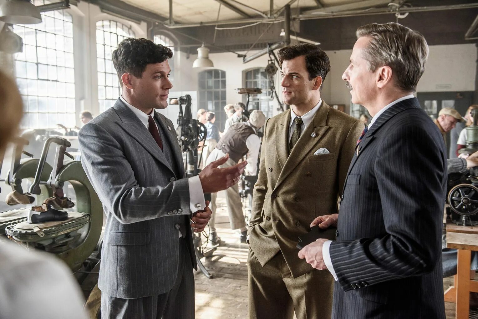 Бренды пума и адидас. Дуэль братьев адидас и пума. Дуэль братьев адидас. Братья адидас и пума фильм 2016. История адидас и пума.